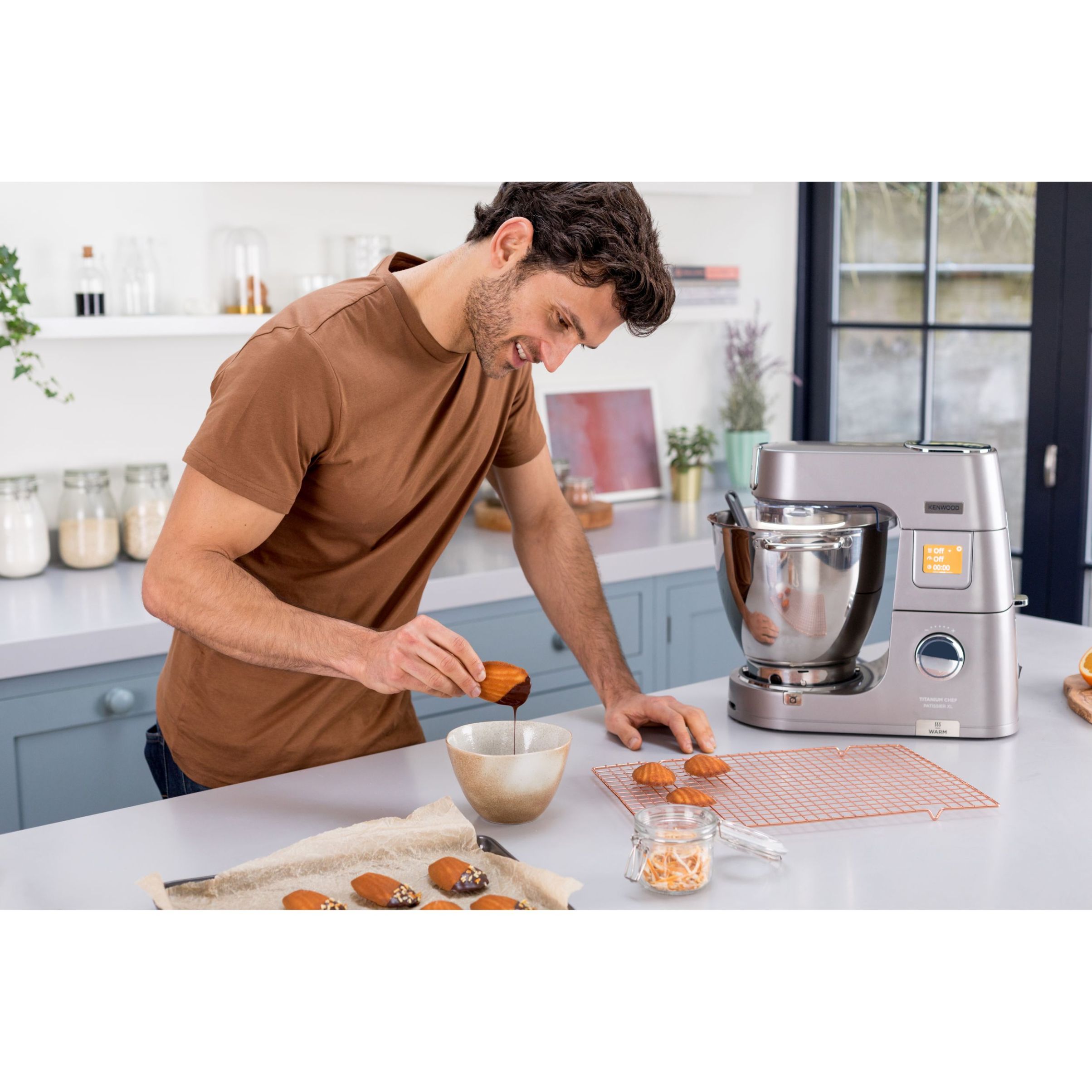 Robot de bucătărie planetar KENWOOD Titanium Chef Patissier XL KWL90.034SI – 0W20011371, 1400W, 6 funcții presetate, Vas 7 l, Blender sticlă, Cântar integrat, Sistem de încălzire, Touch screen