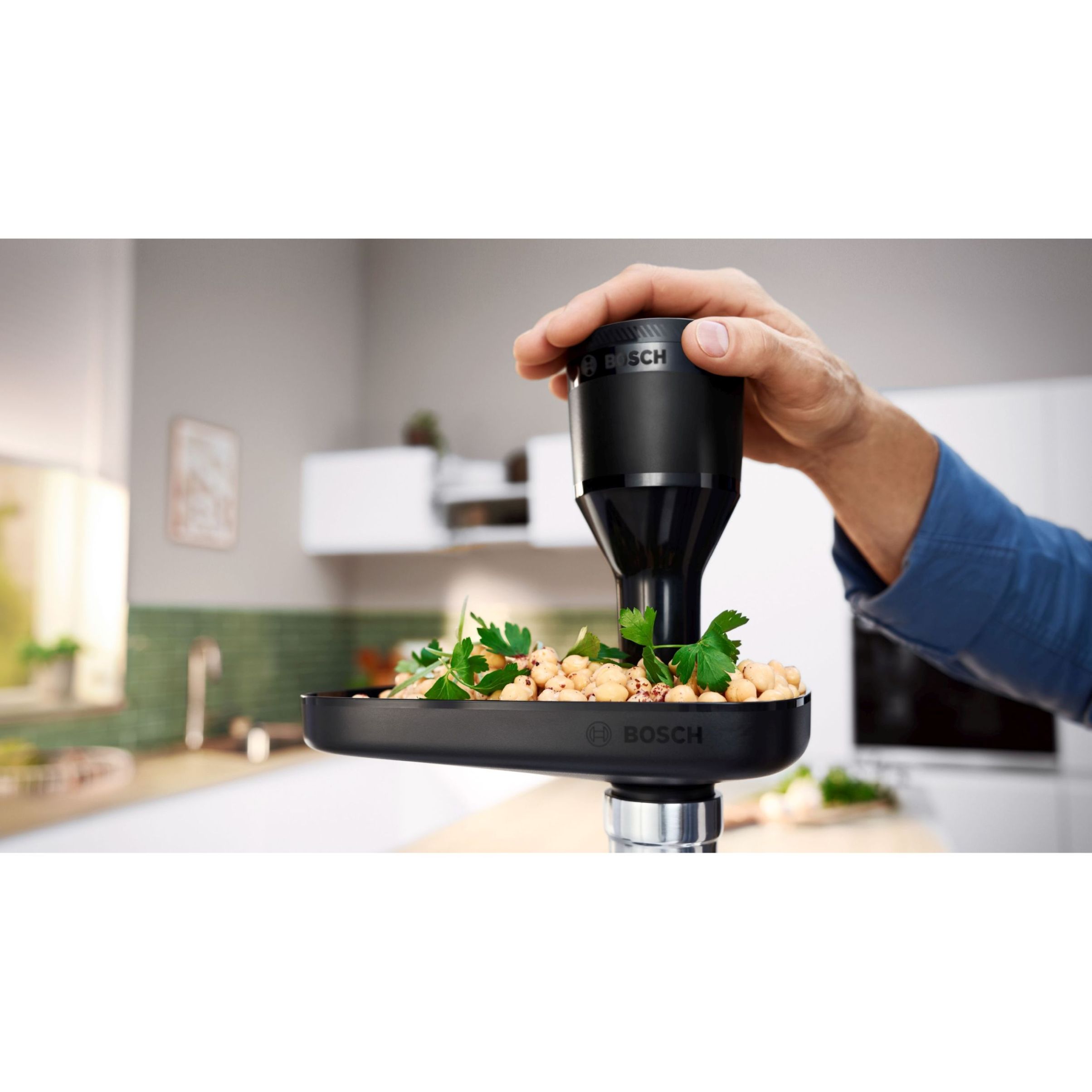 Mașină de tocat carne BOSCH Serie 4 MultiPower MFWS435B, Vârf 2000W (2 trepte și revers), Nominală 500W, 2.5kg/min, Storcător, Cârnați, Cuțit cu două tăișuri, Piciorușe ventuze, Neagră