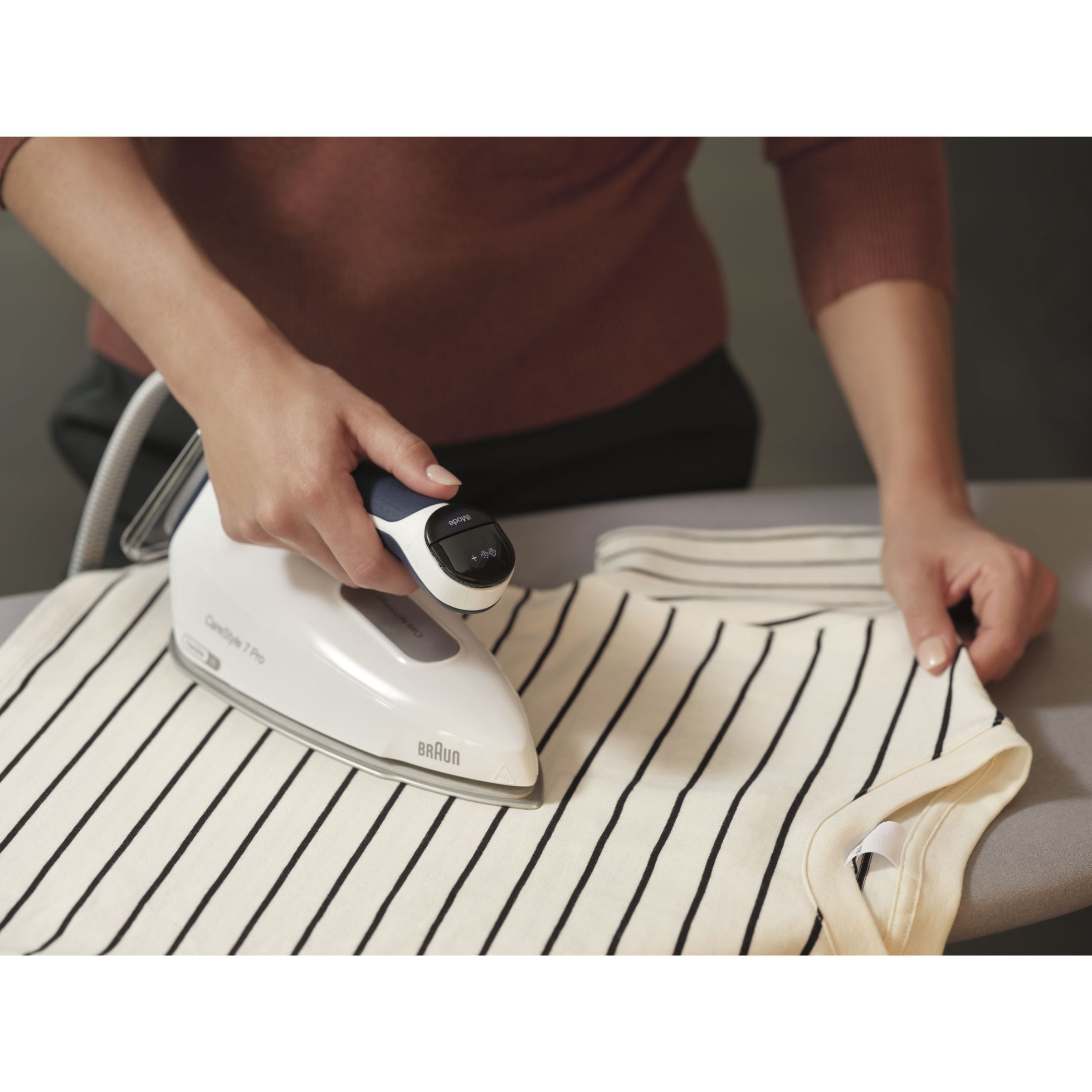 Stație de călcat BRAUN CareStyle 7 Pro IS7282BL – 0128805001, 2700W, 8bar, Continuu 180g/min, Jet 600g, Rez det 2l, C1.7m, EloxalPlus, iCare, iMode, FreeGlide 3D, ProSteam, Mod Turbo, Silențioasă, Albastră