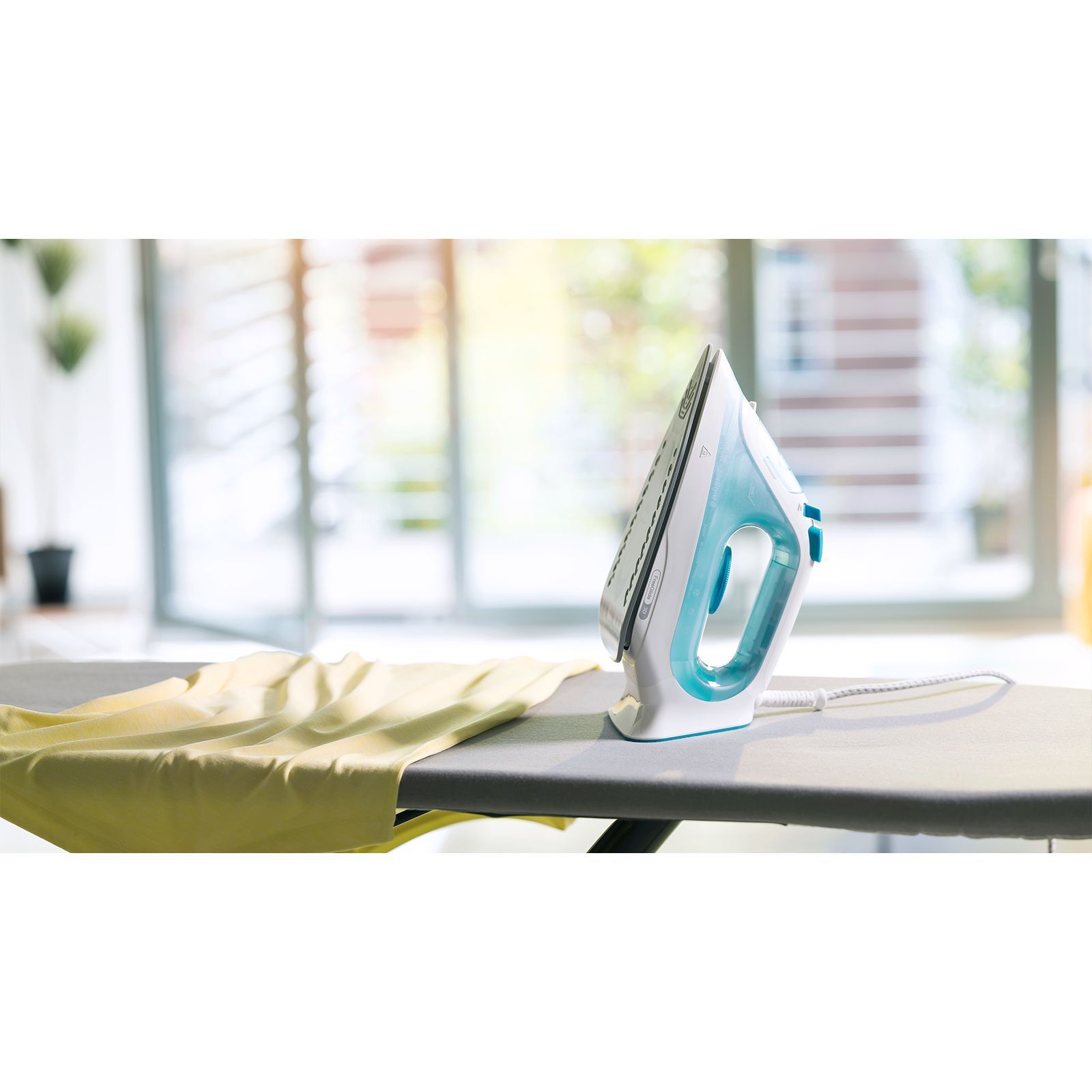 Fier de călcat BRAUN TexStyle 3 SI3041GR, 2000~2350W, Continuu 45g/min, Jet 150g, Rezervor 270ml, Talpă curbată SuperCeramic, Vârf precizie, FreeGlide 3D, Cablu 2m, G1.2kg, Green