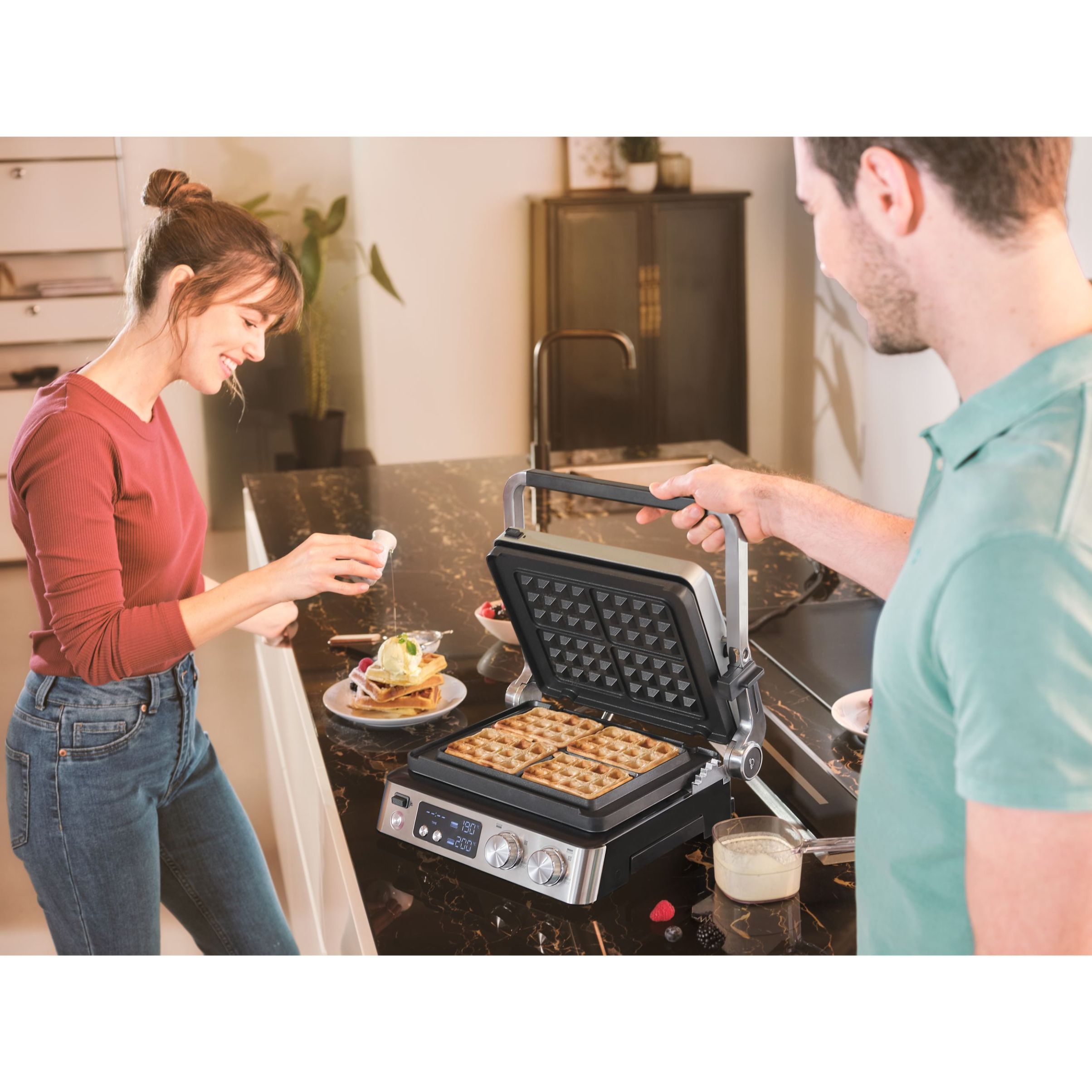 Grătar electric BRAUN MultiGrill 7 CG7044 – 0X17900002, 2000W, 1 placă grill, 1 placă griddle, 2 plăci waffle, Cupă dozare, 365x315x173mm, Oțel inoxidabil/Argintiu