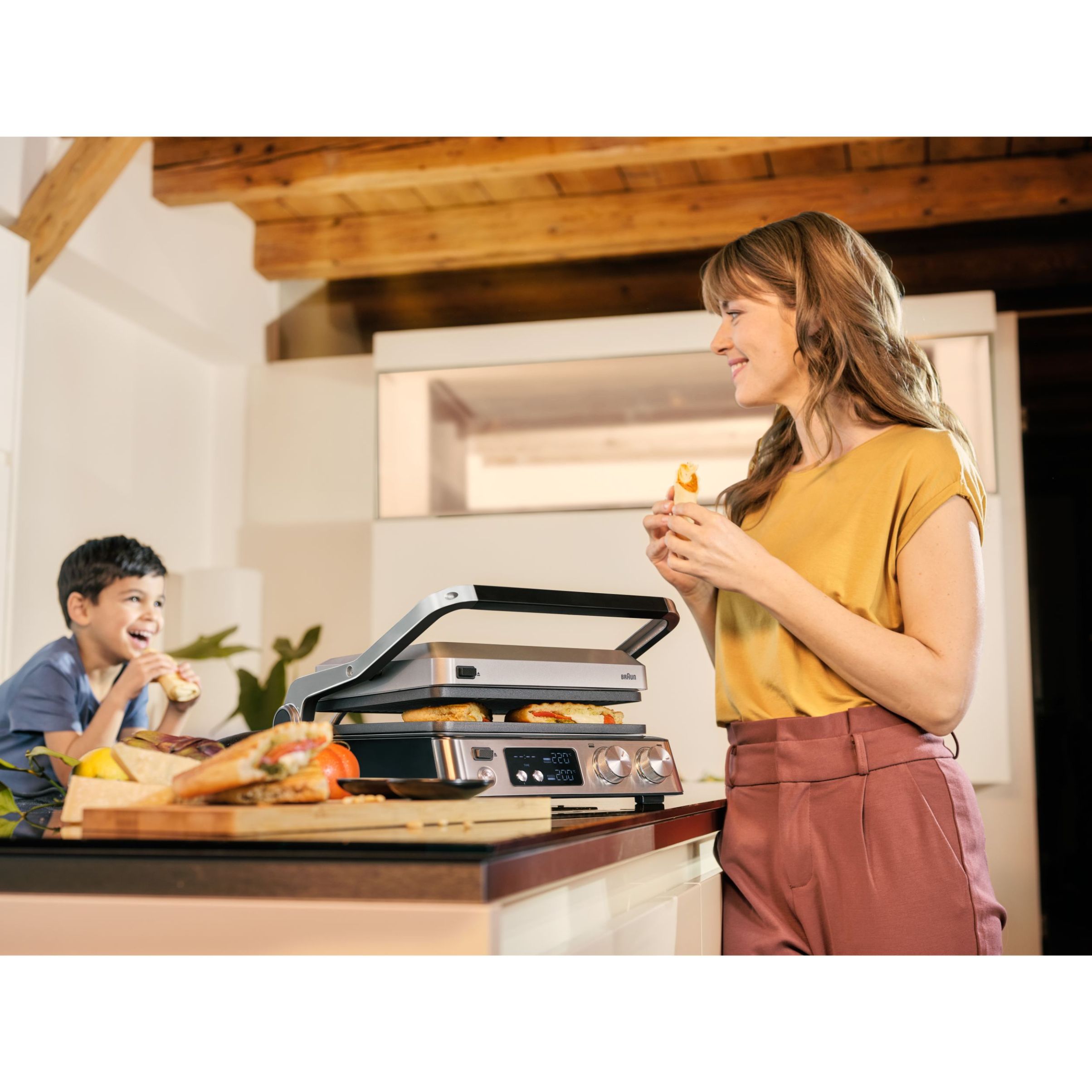 Grătar electric BRAUN MultiGrill 7 CG7044 – 0X17900002, 2000W, 1 placă grill, 1 placă griddle, 2 plăci waffle, Cupă dozare, 365x315x173mm, Oțel inoxidabil/Argintiu