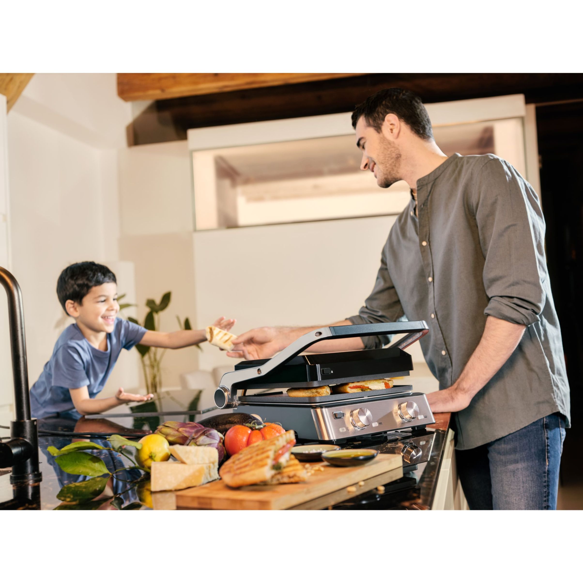 Grătar electric BRAUN MultiGrill 7 Contact CG7020 – 0X17900000, 2000W, Maximum 230°C, 3 moduri de gătire, 2 termostate electronice independente,1 placă grill, 1 placă griddle, G5.50kg
