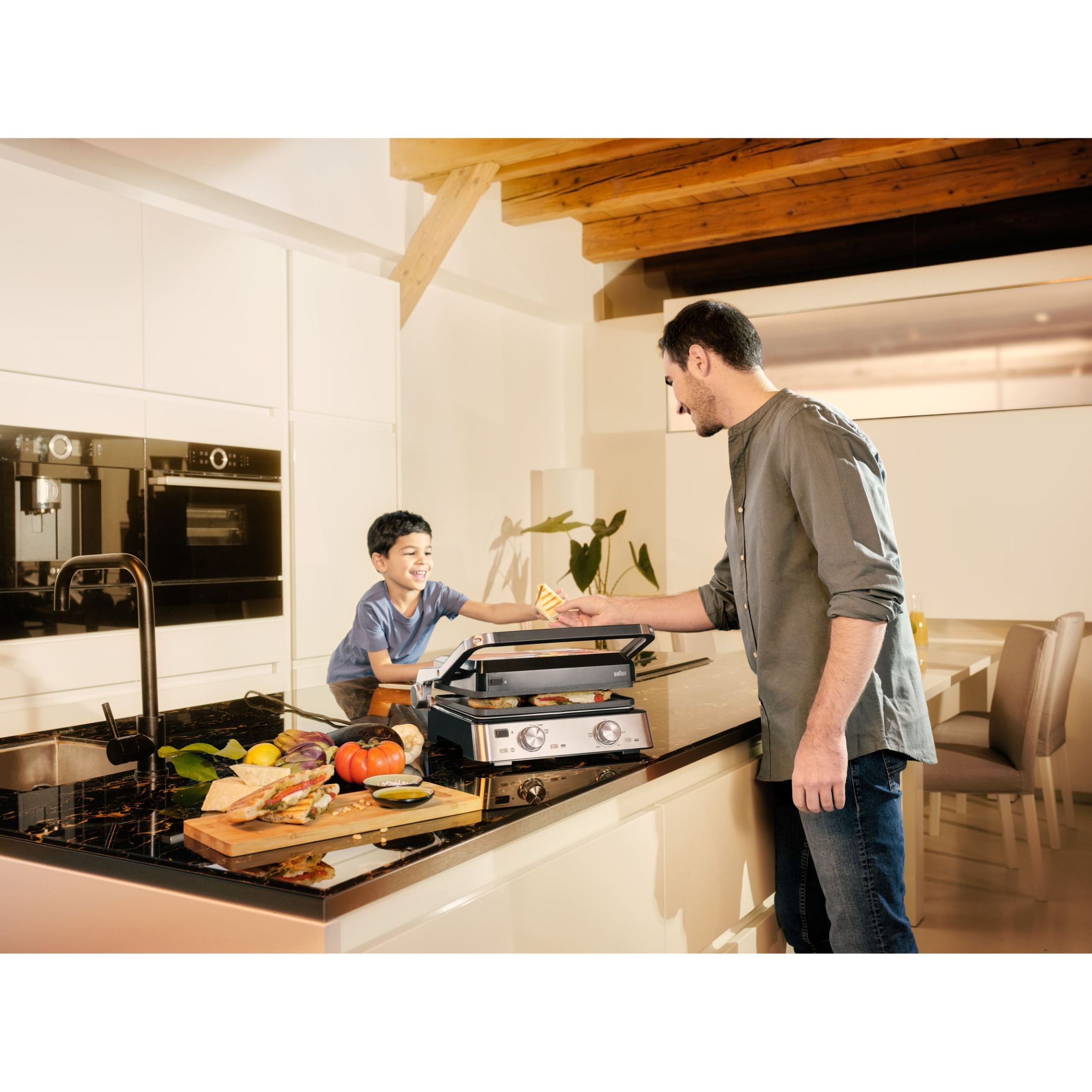 Grătar electric BRAUN MultiGrill 7 Contact CG7020 – 0X17900000, 2000W, Maximum 230°C, 3 moduri de gătire, 2 termostate electronice independente,1 placă grill, 1 placă griddle, G5.50kg