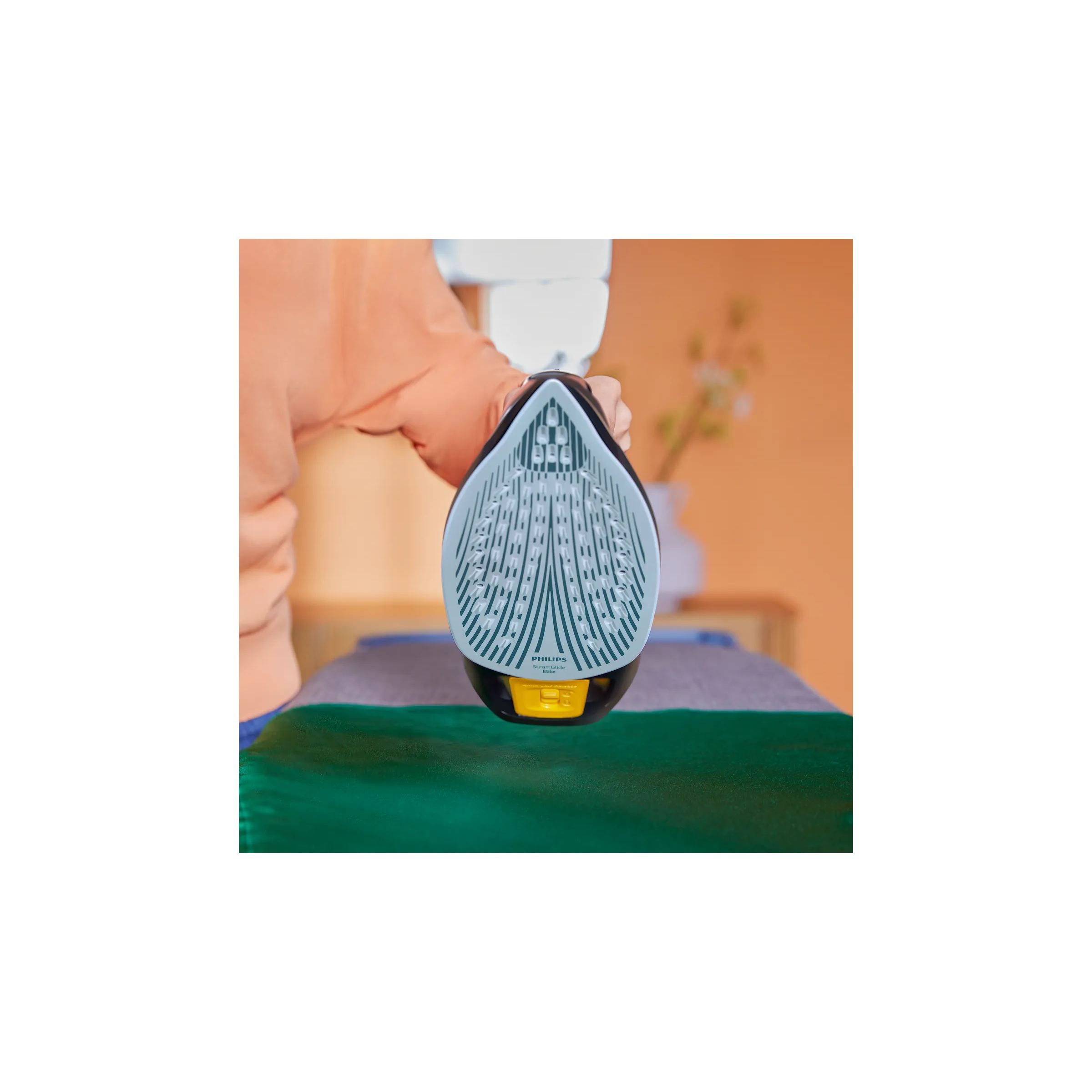 Fier de călcat cu abur Philips Azur Seria 7000 DST7040/80, 2800W, Continuu 50g/min, Jet 250g, Rezervor 300ml, Talpă SteamGlide Elite, Oprire automată, C2m, G1.82kg, Black and Gold