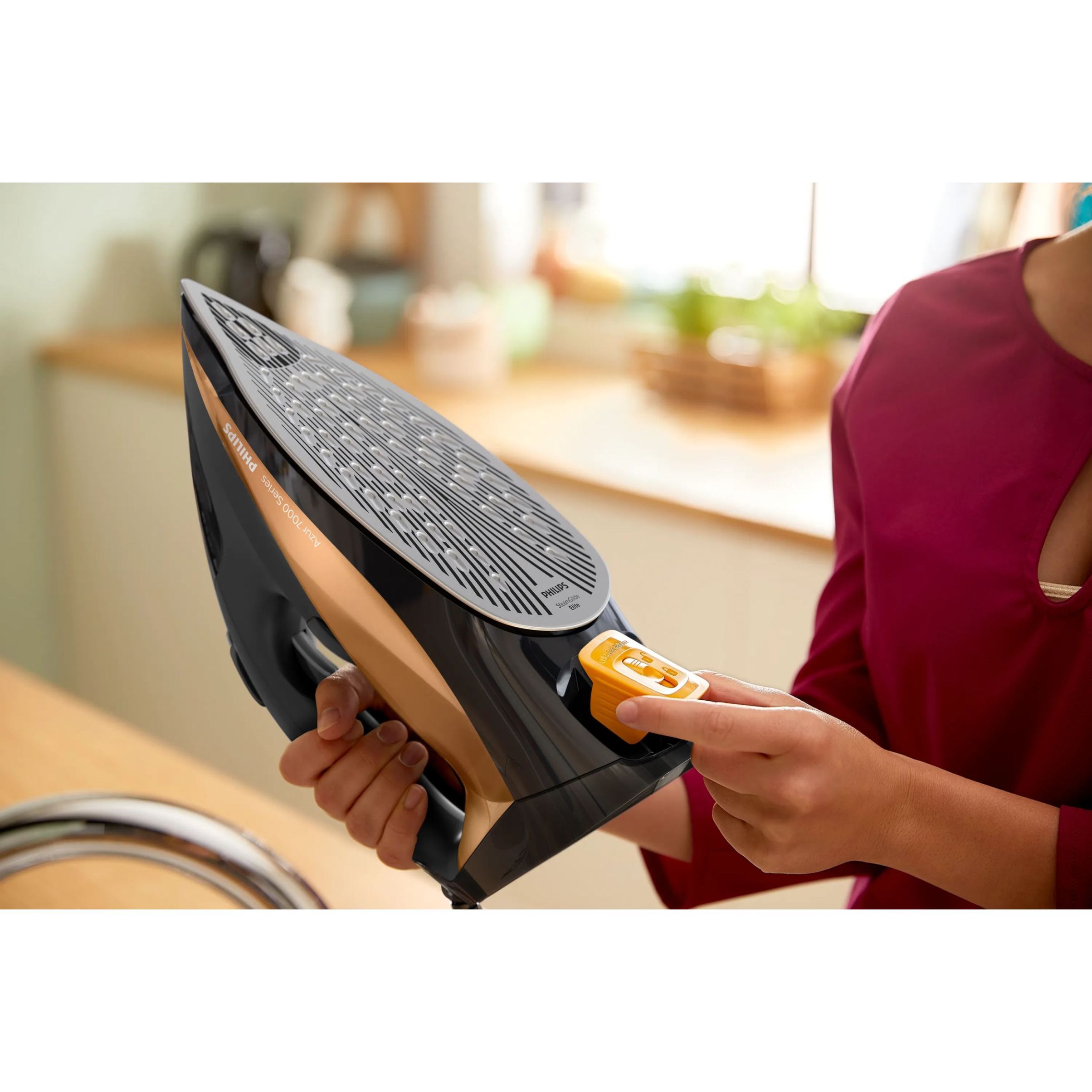Fier de călcat cu abur Philips Azur Seria 7000 DST7040/80, 2800W, Continuu 50g/min, Jet 250g, Rezervor 300ml, Talpă SteamGlide Elite, Oprire automată, C2m, G1.82kg, Black and Gold