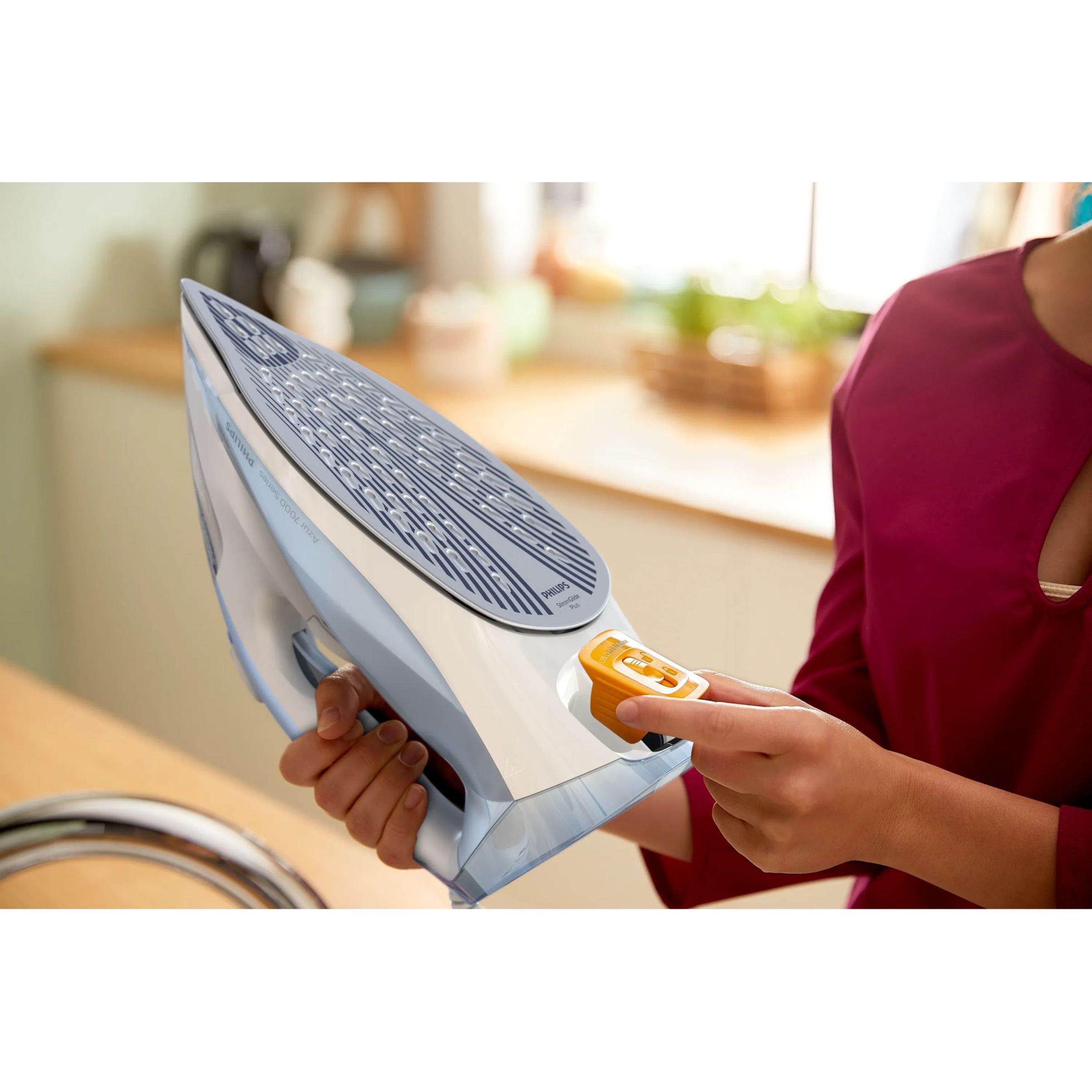 Fier de călcat cu abur Philips Azur Seria 7000 DST7011/20, 2600W, Continuu 45g/min, Jet 220g, Rezervor 300ml, Talpă SteamGlide Plus, C2m, G1.67kg, Light Blue