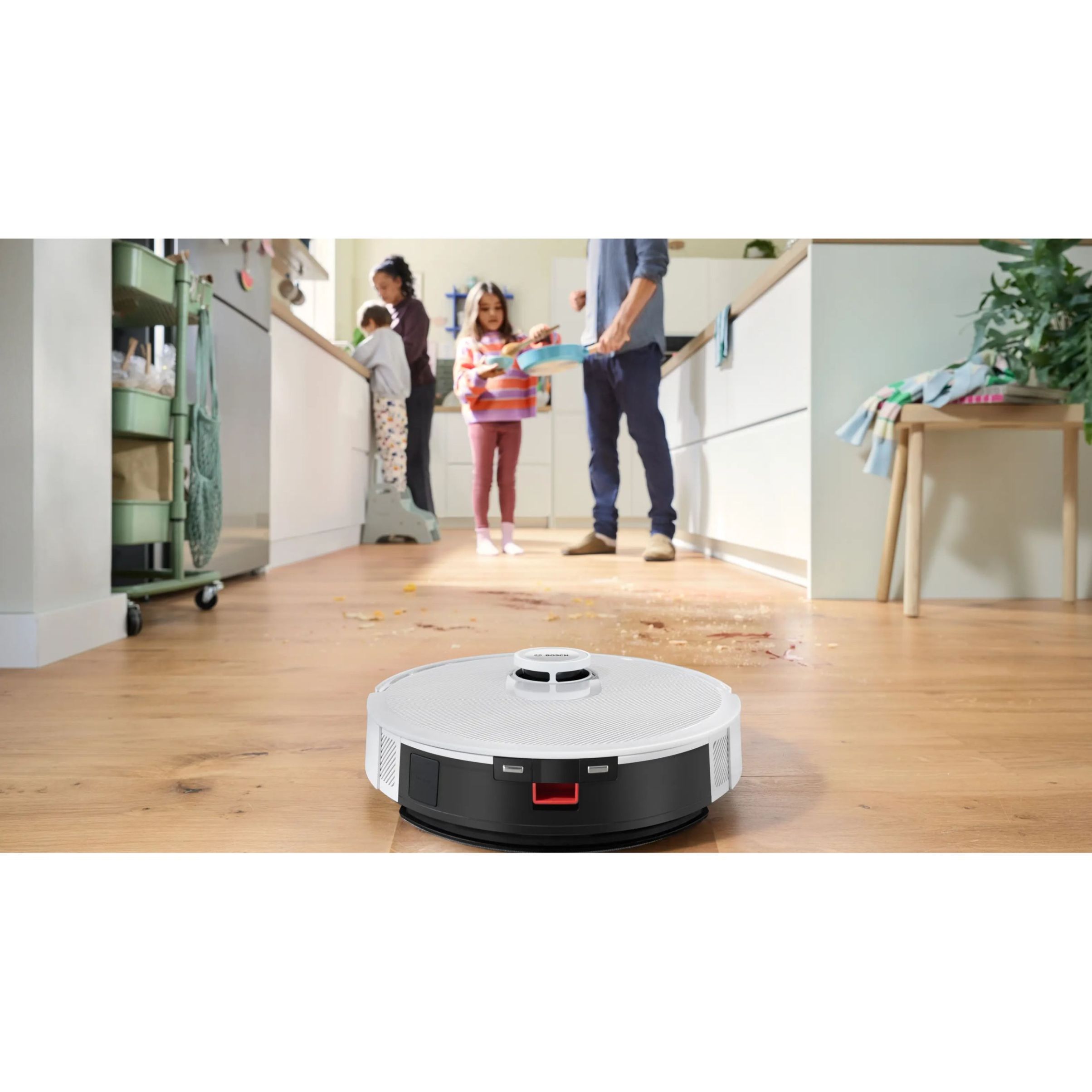 Aspirator robot BOSCH Spotless+ BCRD1W, Apă 220ml, Rezervor 0.4l, Stație 1.5l, Perie Carbon Power, Stație de curățare uscată, Funcție Reduced Tangling, Navigare ușoară, Alb